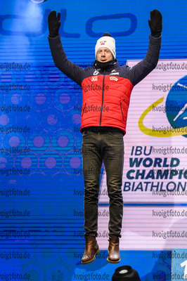 19.02.2020, xkvx, Biathlon IBU Weltmeisterschaft Antholz, Einzel Herren, v.l. Johannes Thingnes Boe (Norway) bei der Siegerehrung / at the medal ceremony