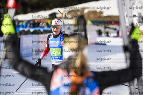20.02.2020, xkvx, Biathlon IBU Weltmeisterschaft Antholz, Single Mixed Staffel, v.l. Johannes Thingnes Boe (Norway) und Marte Olsbu Roiseland (Norway) gewinnt die Goldmedaille / wins the gold medal