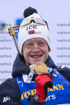 23.02.2020, xkvx, Biathlon IBU Weltmeisterschaft Antholz, Massenstart Herren, v.l. Johannes Thingnes Boe (Norway) bei der Siegerehrung / at the medal ceremony