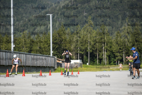 07.08.2020, xkvx, Biathlon Training Ruhpolding, v.l. Stefanie Scherer, Vanessa Voigt, Trainer Tobias Reiter  