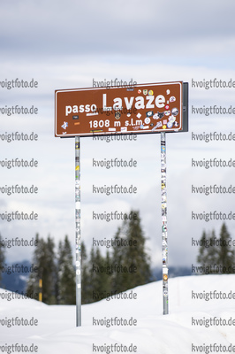 16.10.2020, xkvx, Biathlon Training - Passo di Lavaze, v.l. Feature / Landschaft / Schild  