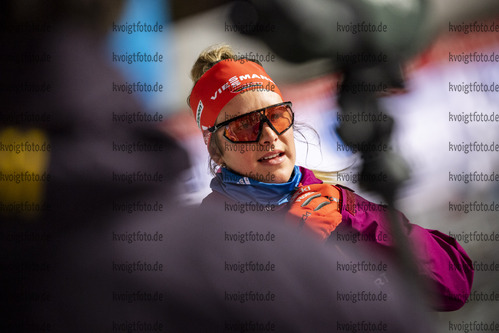 26.11.2020, xkvx, Biathlon IBU Weltcup Kontiolahti, Training Damen und Herren, v.l. Sophia Schneider (Germany) schaut / looks on