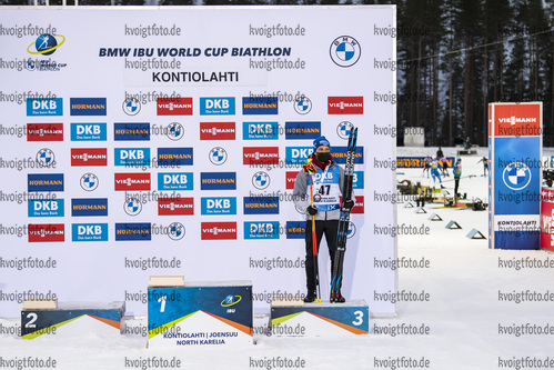 28.11.2020, xkvx, Biathlon IBU Weltcup Kontiolahti, Einzel Herren, v.l. Erik Lesser (Germany) bei der Siegerehrung / at the medal ceremony