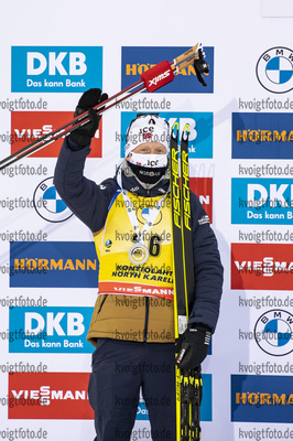 28.11.2020, xkvx, Biathlon IBU Weltcup Kontiolahti, Einzel Herren, v.l. Johannes Thingnes Boe (Norway) bei der Siegerehrung / at the medal ceremony