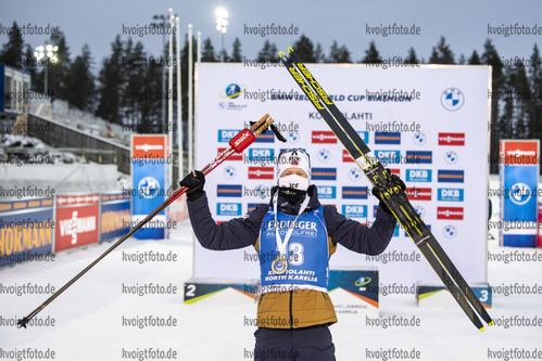 29.11.2020, xkvx, Biathlon IBU Weltcup Kontiolahti, Sprint Herren, v.l. Johannes Thingnes Boe (Norway) bei der Siegerehrung / at the medal ceremony
