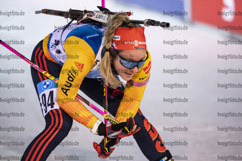 29.11.2020, xkvx, Biathlon IBU Weltcup Kontiolahti, Sprint Damen, v.l. Sophia Schneider (Germany) im Ziel / in the finish