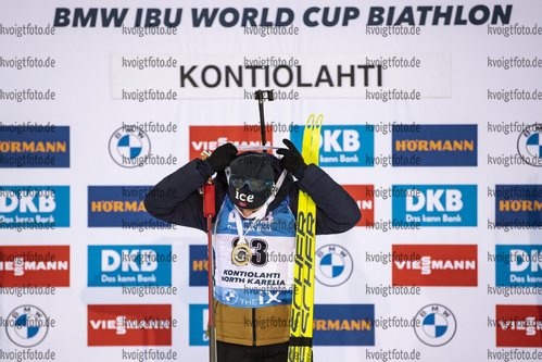 03.12.2020, xkvx, Biathlon IBU Weltcup Kontiolahti, Sprint Herren, v.l. Tarjei Boe (Norway) bei der Siegerehrung / at the medal ceremony