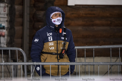 03.12.2020, xkvx, Biathlon IBU Weltcup Kontiolahti, Sprint Damen, v.l. Coach Patrick Oberegger (Norway) schaut / looks on