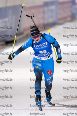 03.12.2020, xkvx, Biathlon IBU Weltcup Kontiolahti, Sprint Damen, v.l. Julia Simon (France) im Ziel / in the finish