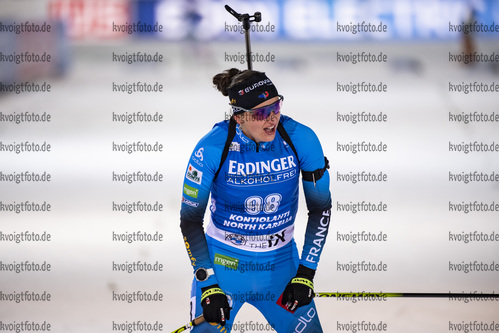 03.12.2020, xkvx, Biathlon IBU Weltcup Kontiolahti, Sprint Damen, v.l. Julia Simon (France) im Ziel / in the finish