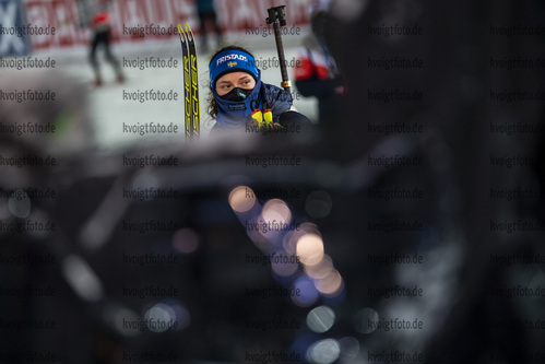 03.12.2020, xkvx, Biathlon IBU Weltcup Kontiolahti, Sprint Damen, v.l. Hanna Oeberg (Sweden) schaut / looks on