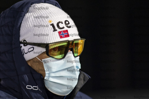 04.12.2020, xkvx, Biathlon IBU Weltcup Kontiolahti, Training Damen und Herren, v.l. Coach Siegfried Mazet (Norway) schaut / looks on
