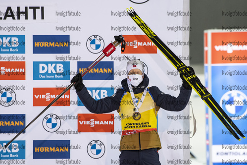 05.12.2020, xkvx, Biathlon IBU Weltcup Kontiolahti, Verfolgung Herren, v.l. Johannes Thingnes Boe (Norway) bei der Siegerehrung / at the medal ceremony