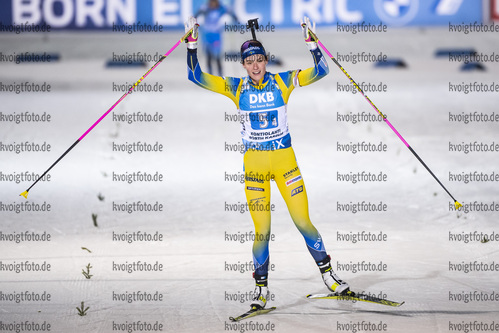 05.12.2020, xkvx, Biathlon IBU Weltcup Kontiolahti, Staffel Damen, v.l. Hanna Oeberg (Sweden) gewinnt die Goldmedaille / wins the gold medal