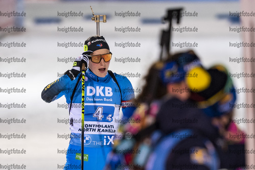 05.12.2020, xkvx, Biathlon IBU Weltcup Kontiolahti, Staffel Damen, v.l. Justine Braisaz-Bouchet (France) im Ziel / in the finish