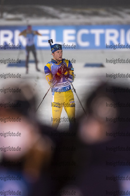 06.12.2020, xkvx, Biathlon IBU Weltcup Kontiolahti, Staffel Herren, v.l. Sebastian Samuelsson (Sweden) im Ziel / in the finish