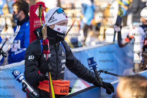 17.12.2020, xkvx, Biathlon IBU Weltcup Hochfilzen, Sprint Herren, v.l. Johannes Thingnes Boe (Norway) beim Interview / at the interview