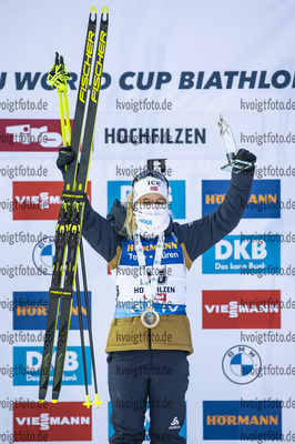 18.12.2020, xkvx, Biathlon IBU Weltcup Hochfilzen, Sprint Damen, v.l. Tiril Eckhoff (Norway) bei der Siegerehrung / at the medal ceremony