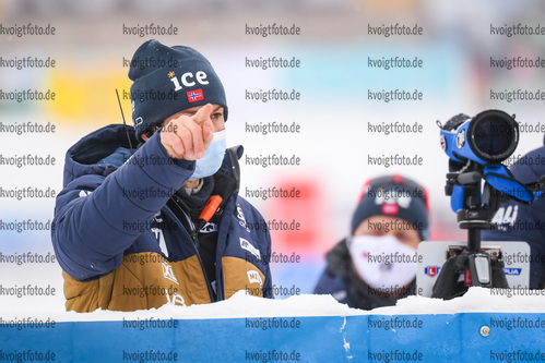 09.01.2020, xkvx, Biathlon IBU Weltcup Oberhof, Verfolgung Damen, v.l. Coach Patrick Oberegger (Norway) schaut / looks on