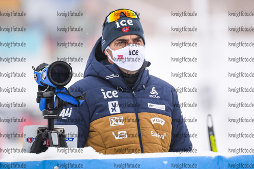 09.01.2020, xkvx, Biathlon IBU Weltcup Oberhof, Verfolgung Damen, v.l. Coach Siegfried Mazet (Norway) schaut / looks on