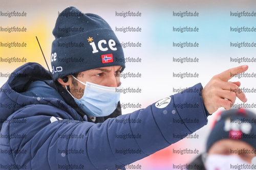 09.01.2020, xkvx, Biathlon IBU Weltcup Oberhof, Verfolgung Damen, v.l. Coach Patrick Oberegger (Norway) schaut / looks on