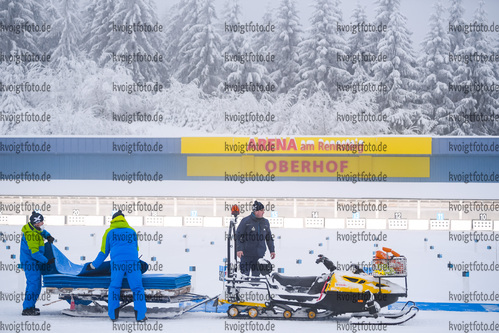 09.01.2020, xkvx, Biathlon IBU Weltcup Oberhof, Verfolgung Herren, v.l. Helfer / Volunteer  / 