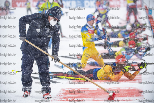12.01.2020, xkvx, Biathlon IBU Weltcup Oberhof, Training Damen und Herren, v.l.  Helfer am Schiessstand / Volunteer at the shooting range