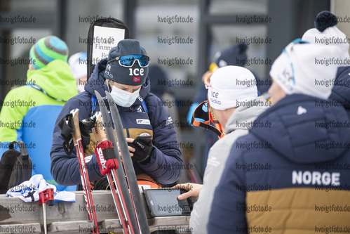 22.01.2021, xkvx, Biathlon IBU Weltcup Antholz, Einzel Herren, v.l. Tarjei Boe (Norway) und Johannes Dale (Norway)  / 
