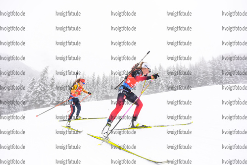 23.01.2021, xkvx, Biathlon IBU Weltcup Antholz, Massenstart Damen, v.l. Janina Hettich (Germany) und Ingrid Landmark Tandrevold (Norway)  / 