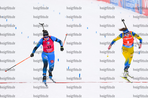 23.01.2021, xkvx, Biathlon IBU Weltcup Antholz, Massenstart Damen, v.l. Julia Simon (France) und Hanna Oeberg (Sweden)  / 