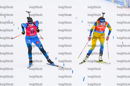 23.01.2021, xkvx, Biathlon IBU Weltcup Antholz, Massenstart Damen, v.l. Julia Simon (France) und Hanna Oeberg (Sweden)  / 