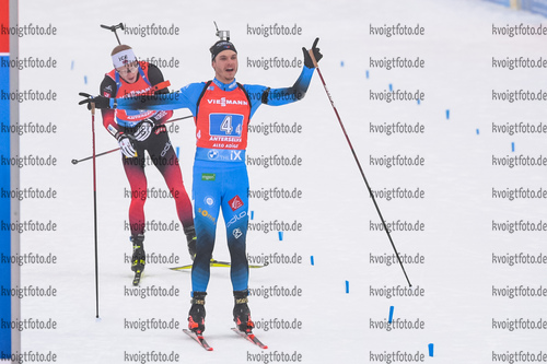 23.01.2021, xkvx, Biathlon IBU Weltcup Antholz, Staffel Herren, v.l. Johannes Thingnes Boe (Norway)  und Emilien Jacquelin (France)  / 