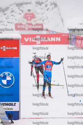 23.01.2021, xkvx, Biathlon IBU Weltcup Antholz, Staffel Herren, v.l. Johannes Thingnes Boe (Norway)  und Emilien Jacquelin (France)  / 