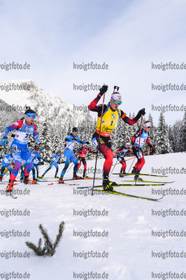 24.01.2021, xkvx, Biathlon IBU Weltcup Antholz, Massenstart Herren, v.l. Johannes Thingnes Boe (Norway)  / 