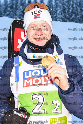 10.02.2021, xkvx, Biathlon IBU World Championships Pokljuka, Mixed Relay, v.l. Johannes Thingnes Boe (Norway) nach der Siegerehrung / after the medal ceremony