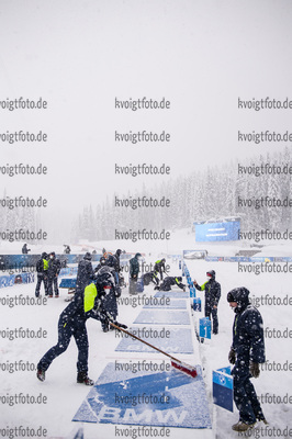10.02.2021, xkvx, Biathlon IBU World Championships Pokljuka, Training Damen und Herren, v.l.  Helfer am Schiessstand / Volunteers on the shooting range