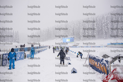 10.02.2021, xkvx, Biathlon IBU World Championships Pokljuka, Training Damen und Herren, v.l.  Helfer am Schiessstand / Volunteers on the shooting range