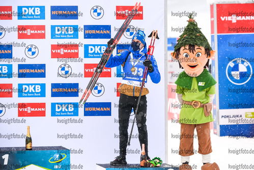 12.02.2021, xkvx, Biathlon IBU World Championships Pokljuka, Sprint Herren, v.l. Emilien Jacquelin (France) bei der Siegerehrung / at the medal ceremony
