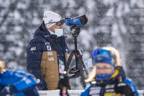 12.02.2021, xkvx, Biathlon IBU World Championships Pokljuka, Training Damen und Herren, v.l. Coach Siegfried Mazet (Norway)  / 