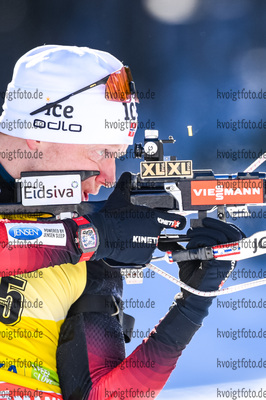 14.02.2021, xkvx, Biathlon IBU World Championships Pokljuka, Verfolgung Herren, v.l. Johannes Thingnes Boe (Norway) in aktion am Schiessstand / at the shooting range