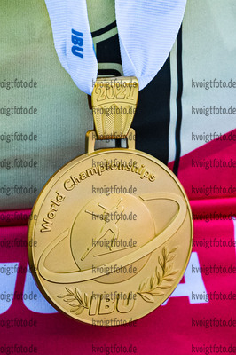 14.02.2021, xkvx, Biathlon IBU World Championships Pokljuka, Verfolgung Damen, v.l. Tiril Eckhoff (Norway) nach der Siegerehrung / after the medal ceremony