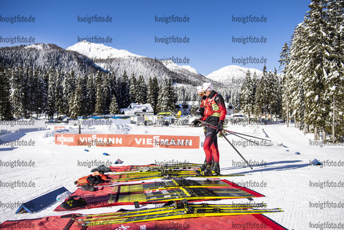 15.02.2021, xkvx, Biathlon IBU World Championships Pokljuka, Training Damen und Herren, v.l. Norway/Norwegian Ski Technican schaut / looks on