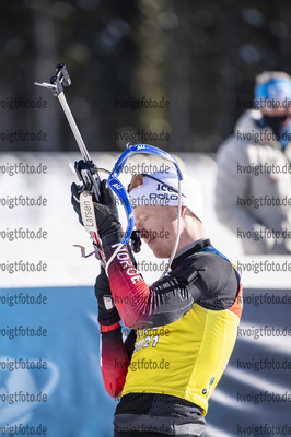 15.02.2021, xkvx, Biathlon IBU World Championships Pokljuka, Training Damen und Herren, v.l. Johannes Thingnes Boe (Norway) schaut / looks on