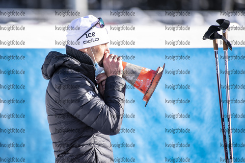 15.02.2021, xkvx, Biathlon IBU World Championships Pokljuka, Training Damen und Herren, v.l. Coach Siegfried Mazet (Norway) schaut / looks on