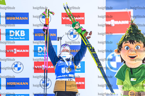 16.02.2021, xkvx, Biathlon IBU World Championships Pokljuka, Einzel Damen, v.l. Ingrid Landmark Tandrevold (Norway) bei der Siegerehrung / at the medal ceremony