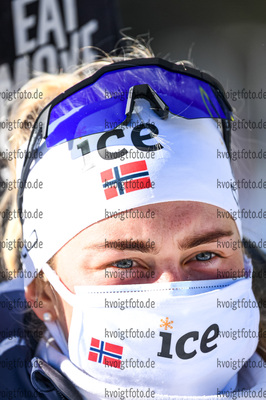 16.02.2021, xkvx, Biathlon IBU World Championships Pokljuka, Einzel Damen, v.l. Ingrid Landmark Tandrevold (Norway) nach der Siegerehrung / after the medal ceremony