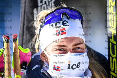 16.02.2021, xkvx, Biathlon IBU World Championships Pokljuka, Einzel Damen, v.l. Ingrid Landmark Tandrevold (Norway) nach der Siegerehrung / after the medal ceremony
