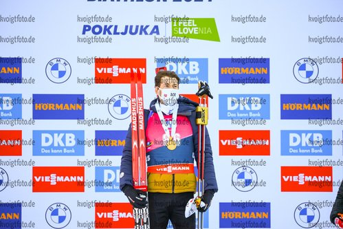 17.02.2021, xkvx, Biathlon IBU World Championships Pokljuka, Einzel Herren, v.l. Sturla Holm Laegreid (Norway) bei der Siegerehrung / at the medal ceremony