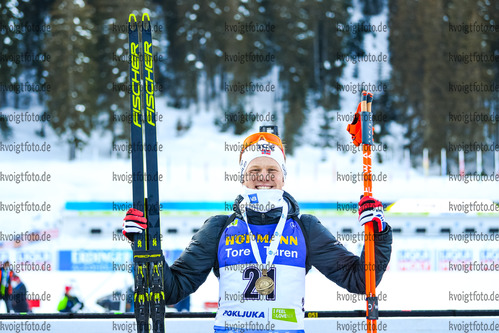 17.02.2021, xkvx, Biathlon IBU World Championships Pokljuka, Einzel Herren, v.l. Johannes Dale (Norway) nach der Siegerehrung / after the medal ceremony