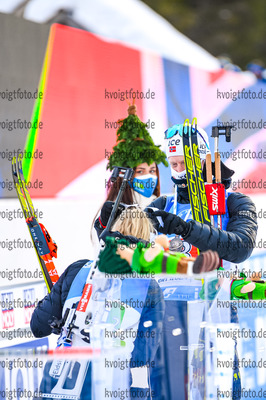 18.02.2021, xkvx, Biathlon IBU World Championships Pokljuka, Single Mixed Relay, v.l. Tiril Eckhoff (Norway) und Johannes Thingnes Boe (Norway) bei der Siegerehrung / at the medal ceremony